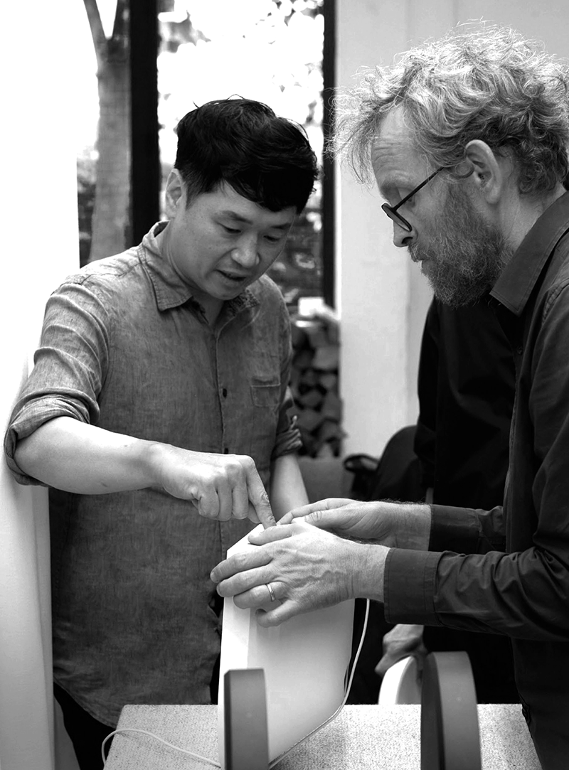 Erwan Bouroullec and VP Chulyong Cho(Head of Design Team, Visual Display Business)