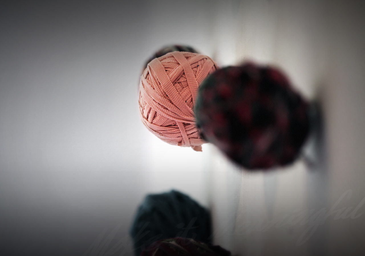 JooYoung Jang’s work. The background image automatically turns to next image.