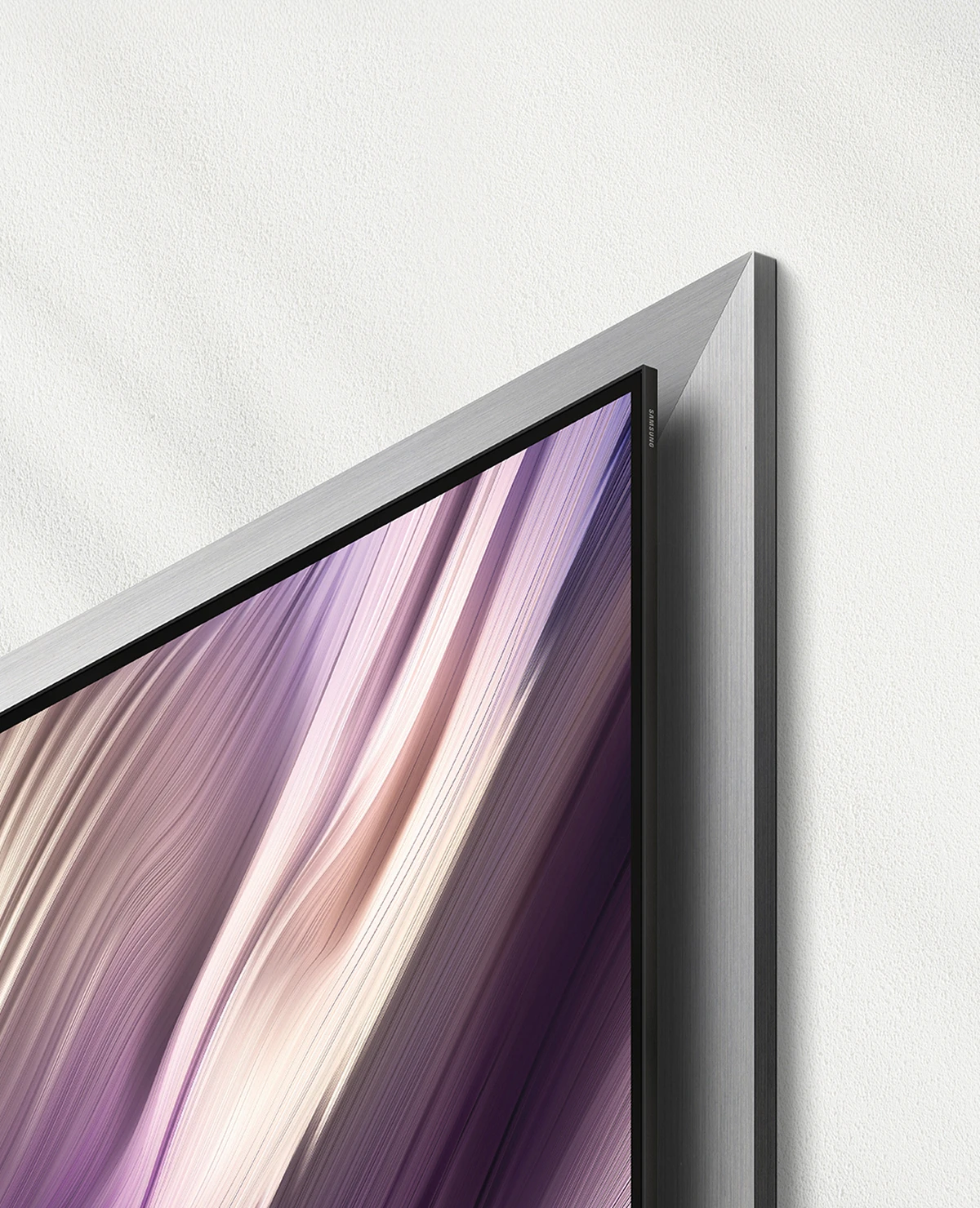 A design in which the rear metal plate makes a bold statement from every angle, allowing the TV to be perceived as an art frame within the space.