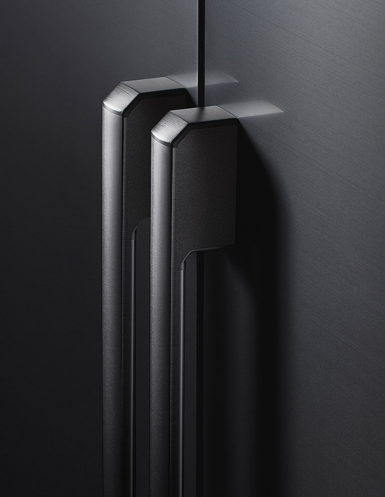 This is an image of the built-in refrigerator BRR9000M’ handle.