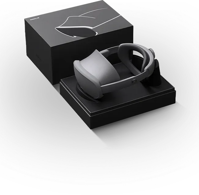 The top of the package box features a line drawing of the Samsung galaxy XR device, with the actual product placed beside it on a tier-like package.