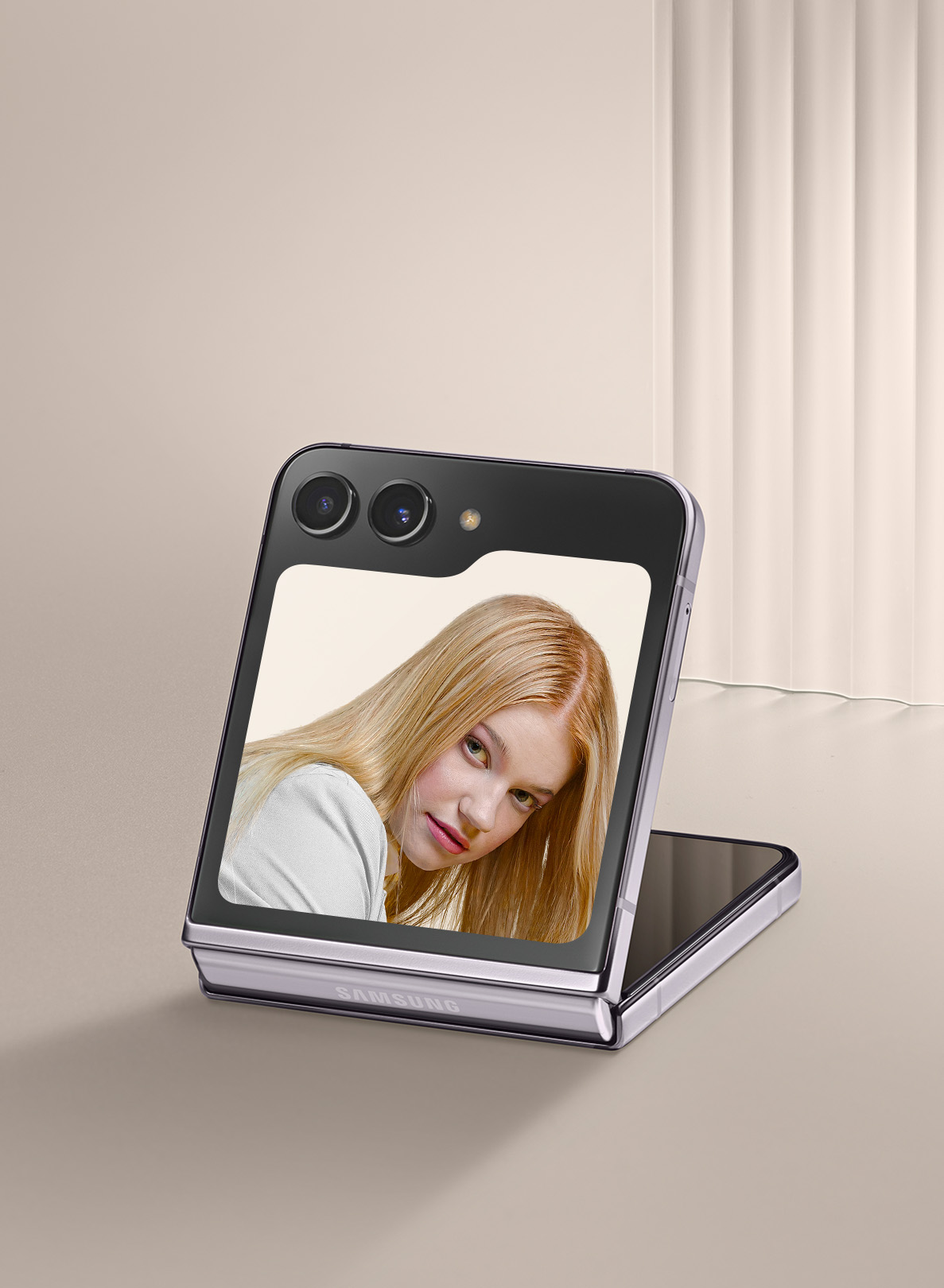 This is an image of a selfie taken with the Galaxy Z Flip 5’s Flex Window while the phone is folded.