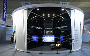 The back of the exhibition space showcases the Samsung Curved UHD TV – U9000 within deep black walls to provide an immersive experience. 