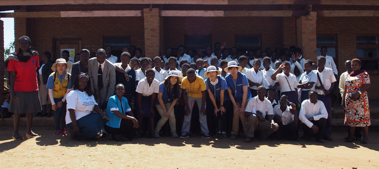 An image shows teachers, students, and Samsung employees that participated in Shiny School