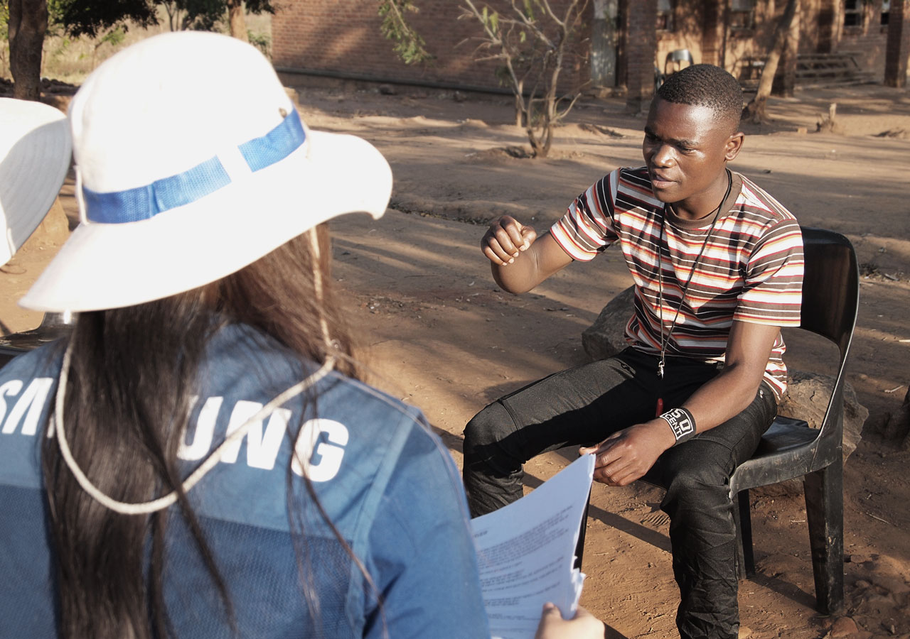 An image shows Togo Martine talking with a Samsung Employee.