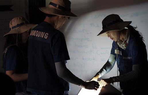 An image shows Samsung workers adjusting the Shiny OHP projector