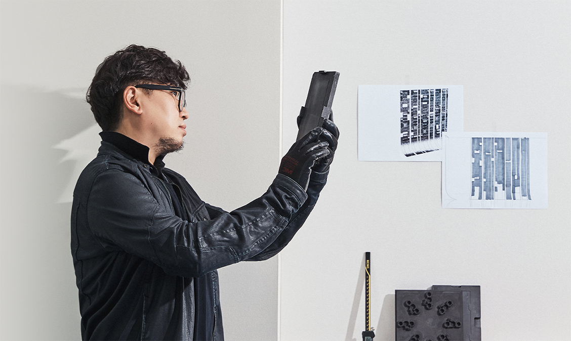 This is the image of a Samsung designers who makes art works using graphite and aluminum.