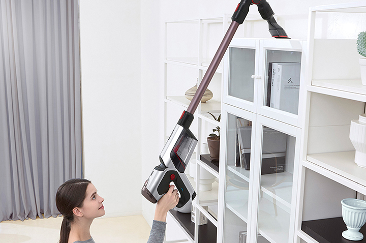 Someone cleans the house with Samsung POWERStick PRO.