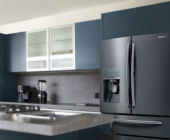 삼성 프리 스탠딩 패키지 모델의 냉장고가 있는 주방의 모습입니다.