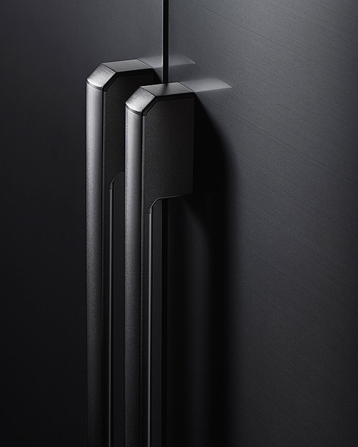 This is an image of the built-in refrigerator BRR9000M’ handle.