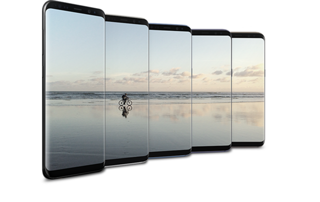 Multiple Galaxy S8’s stand in unison to display a continuous image