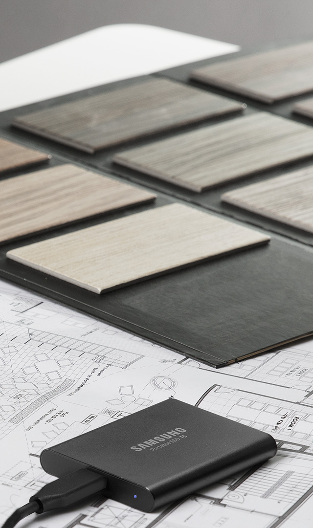 An image shows someone using Samsung T5.