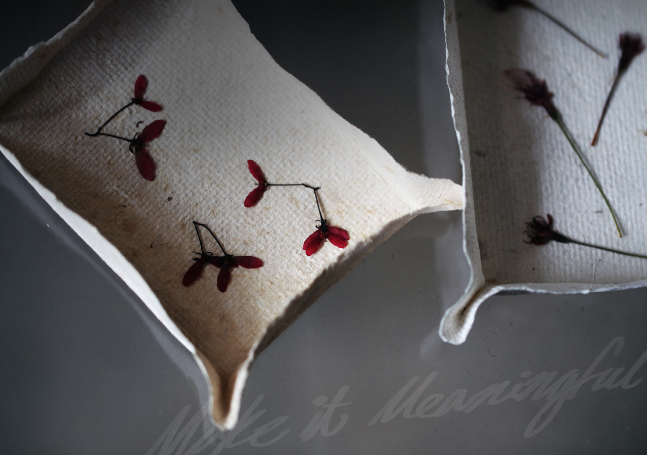 디자이너 정다운 전시 작품 이미지가 있습니다. 현재 화면은 배경 이미지가 자동으로 다른 이미지로 전환되는 효과를 포함하고 있습니다.