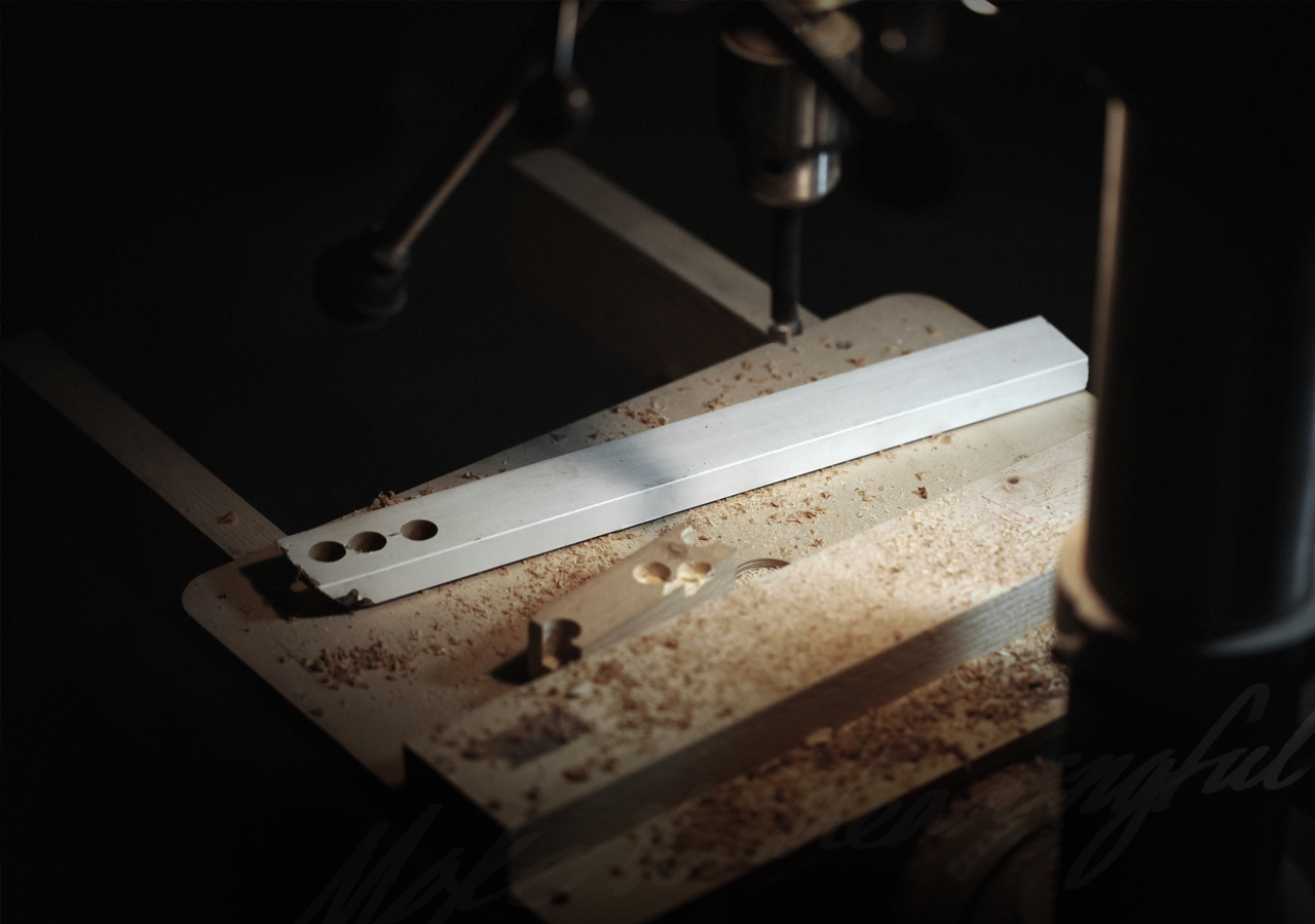 디자이너 흙 전시 작품 이미지가 있습니다. 현재 화면은 배경 이미지가 자동으로 다른 이미지로 전환되는 효과를 포함하고 있습니다.