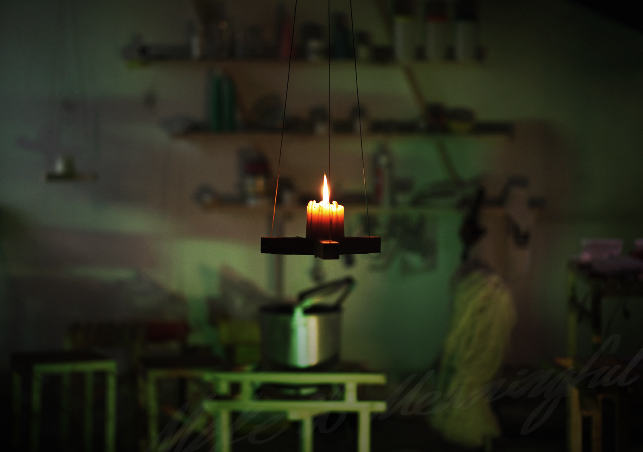 디자이너 다이애나 밴드 전시 작품 이미지가 있습니다. 현재 화면은 배경 이미지가 자동으로 다른 이미지로 전환되는 효과를 포함하고 있습니다.