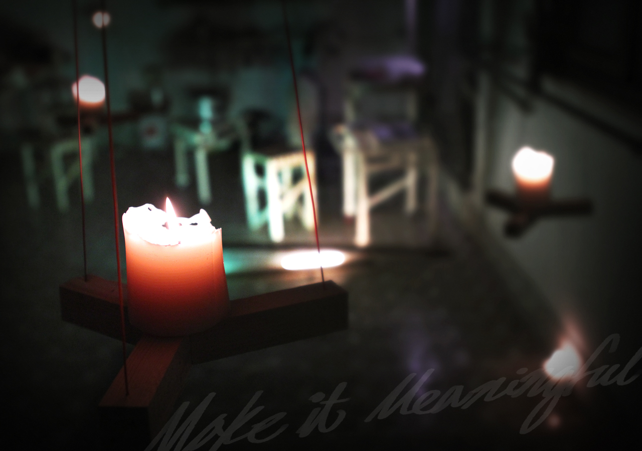 디자이너 다이애나 밴드 전시 작품 이미지가 있습니다. 현재 화면은 배경 이미지가 자동으로 다른 이미지로 전환되는 효과를 포함하고 있습니다.