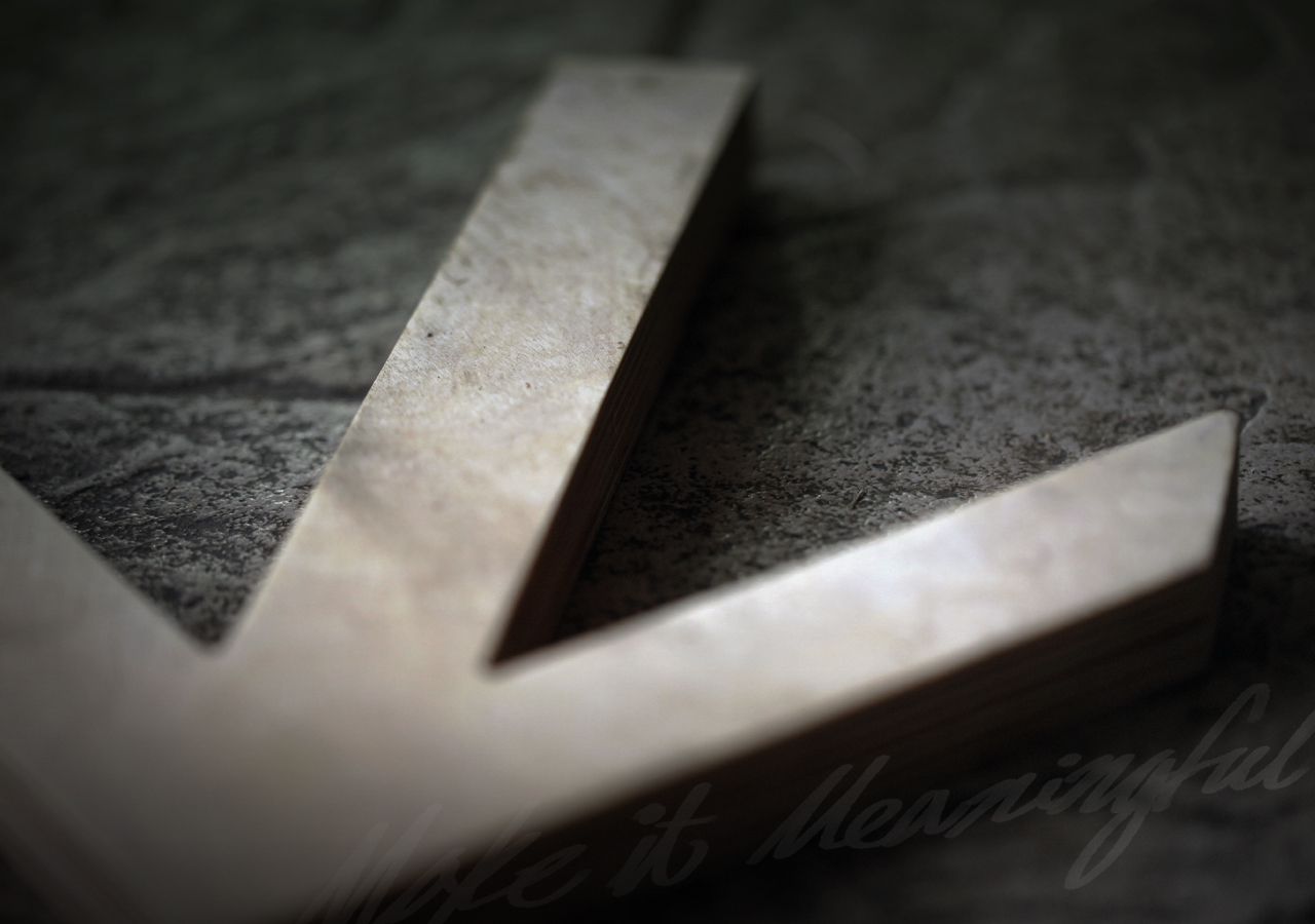 디자이너 정순구 정순헌 전시 작품 이미지가 있습니다. 현재 화면은 배경 이미지가 자동으로 다른 이미지로 전환되는 효과를 포함하고 있습니다.