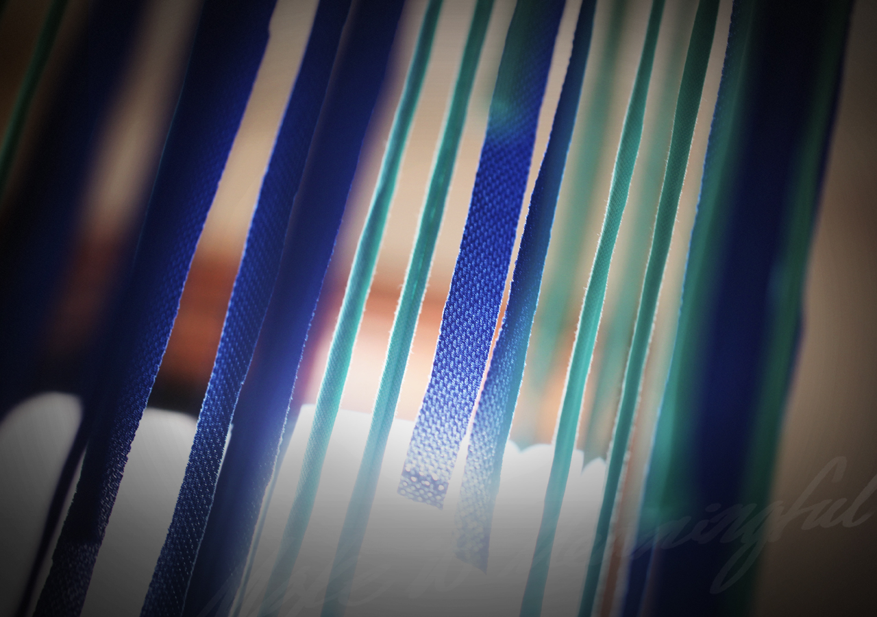 디자이너 장주영 전시 작품 이미지가 있습니다. 현재 화면은 배경 이미지가 자동으로 다른 이미지로 전환되는 효과를 포함하고 있습니다.