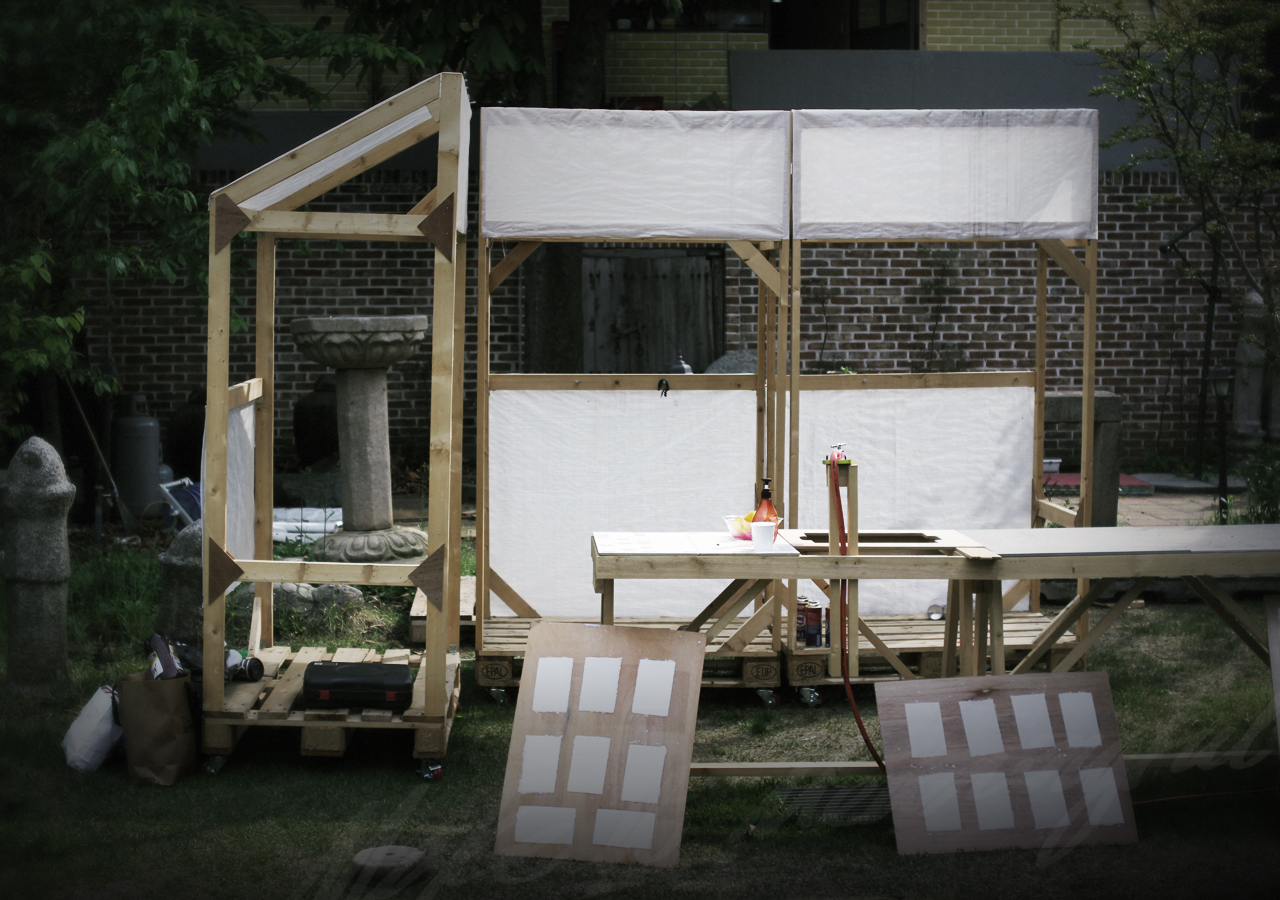 디자이너 박주연 전시 작품 이미지가 있습니다. 현재 화면은 배경 이미지가 자동으로 다른 이미지로 전환되는 효과를 포함하고 있습니다.