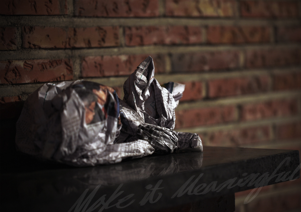 디자이너 송수영 전시 작품 이미지가 있습니다. 현재 화면은 배경 이미지가 자동으로 다른 이미지로 전환되는 효과를 포함하고 있습니다.