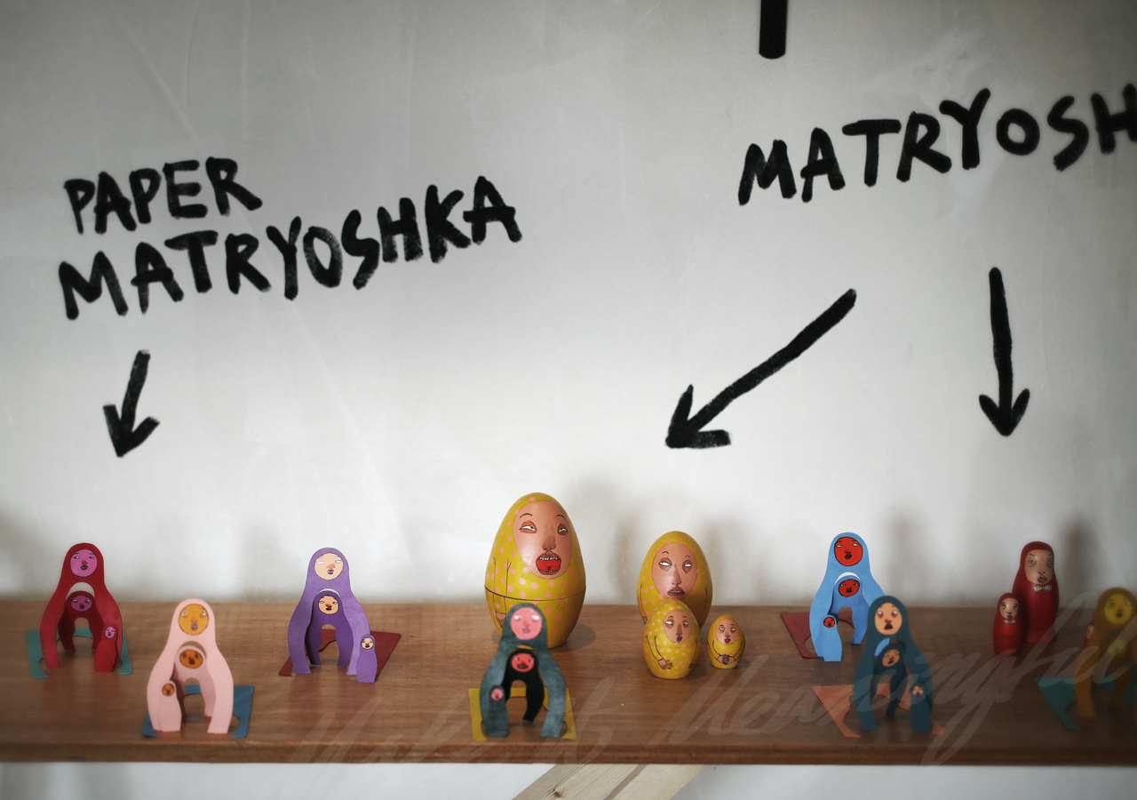 디자이너 쏭스 전시 작품 이미지가 있습니다. 현재 화면은 배경 이미지가 자동으로 다른 이미지로 전환되는 효과를 포함하고 있습니다.