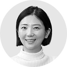 오대오 가르마의 단발을 하고 있는 여성