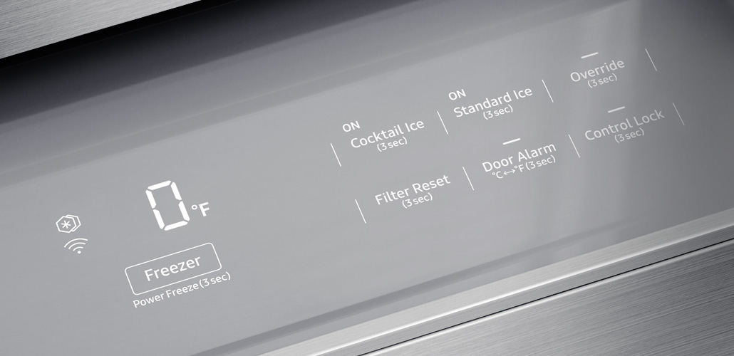 빌트인 냉장고 BRR9000M 내부의 상세 컨트롤 패널이 등장한 이미지입니다.