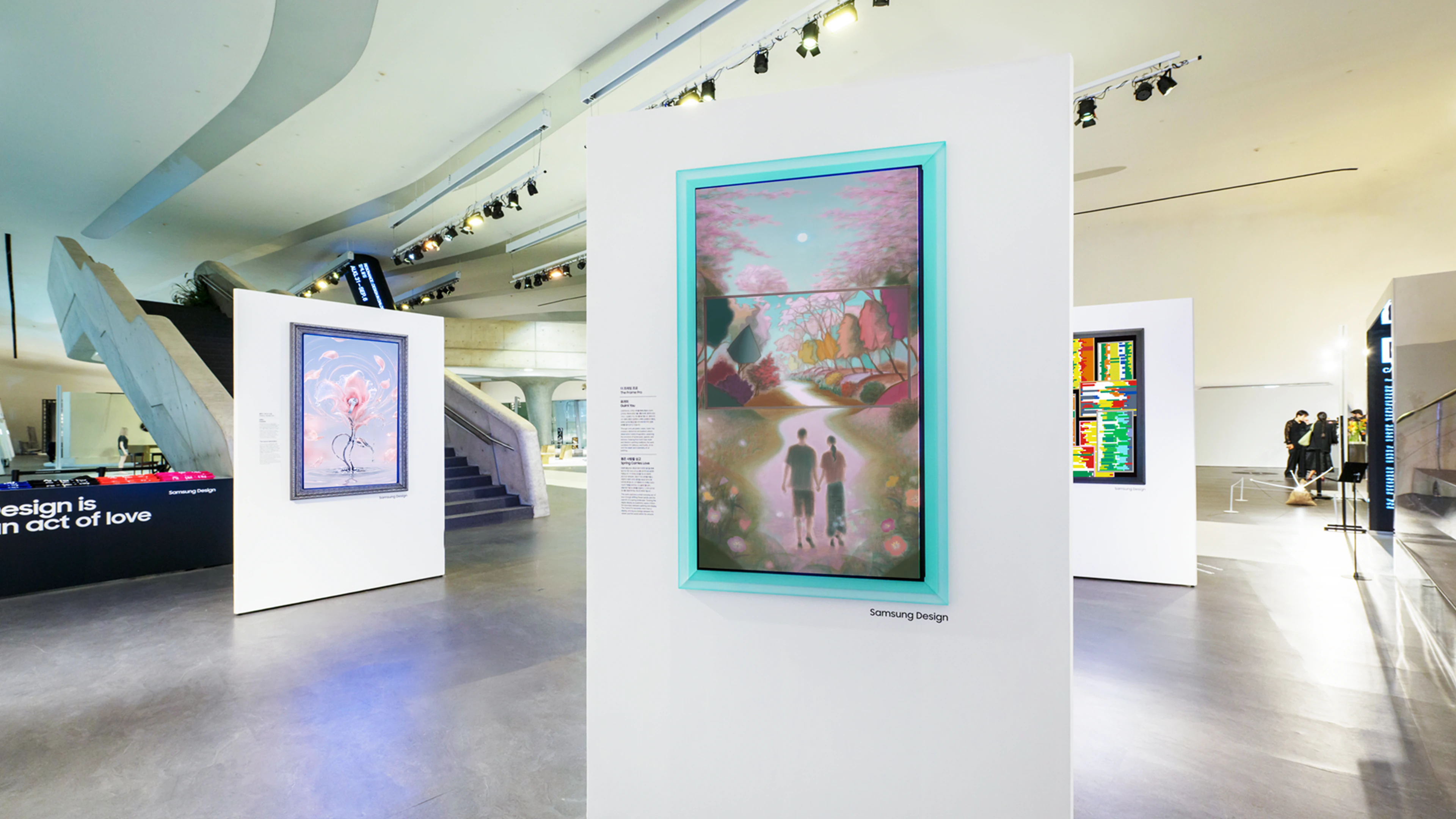 삼성 디자인 ‘Design is an act of love’ 전시를 관람하는 방문객과 디지털 아트 작품이 설치된 서울 DDP 전시장 전경
