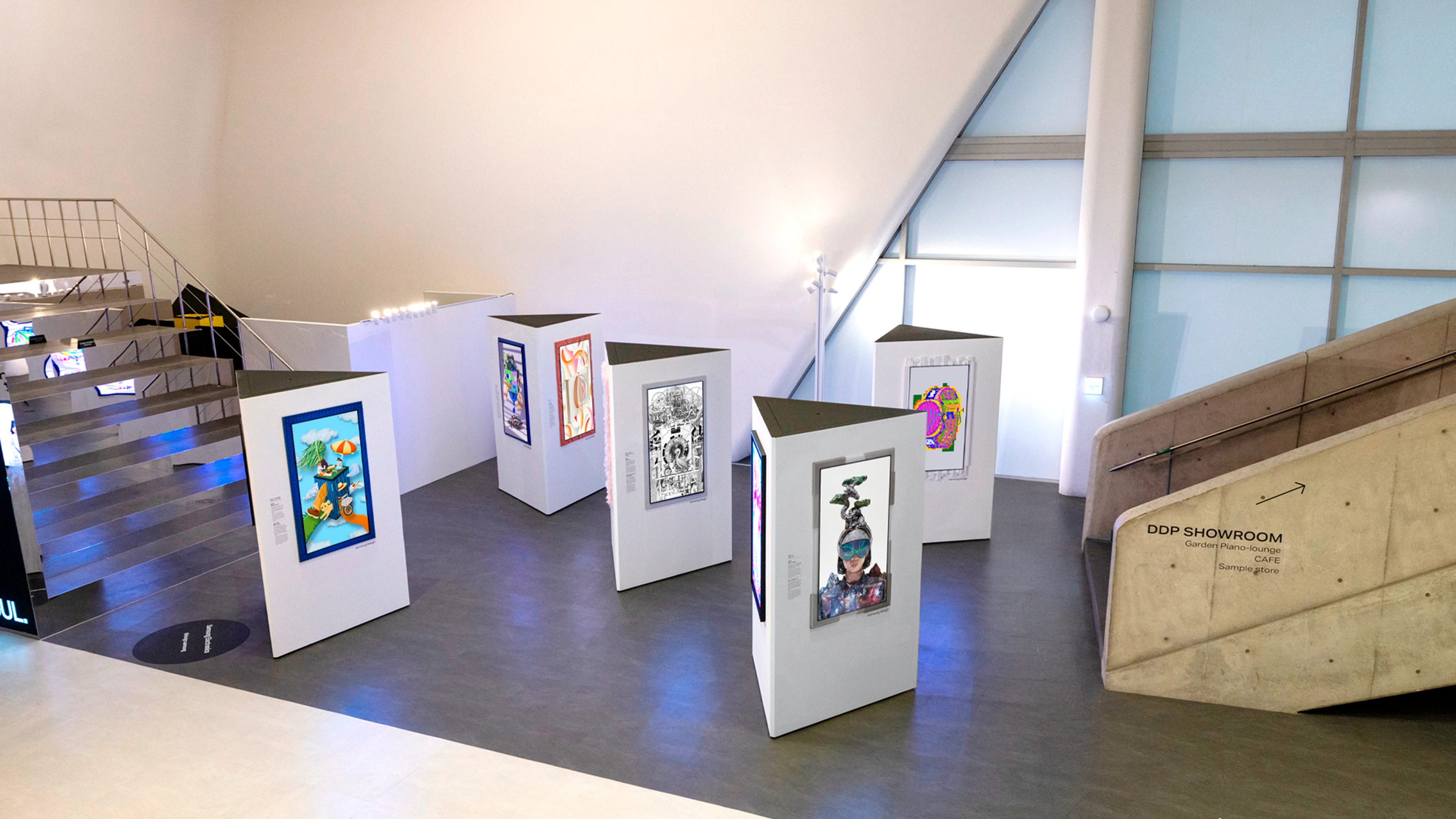 삼성 디자인 ‘Design is an act of love’ 전시를 관람하는 방문객과 디지털 아트 작품이 설치된 서울 DDP 전시장 전경
