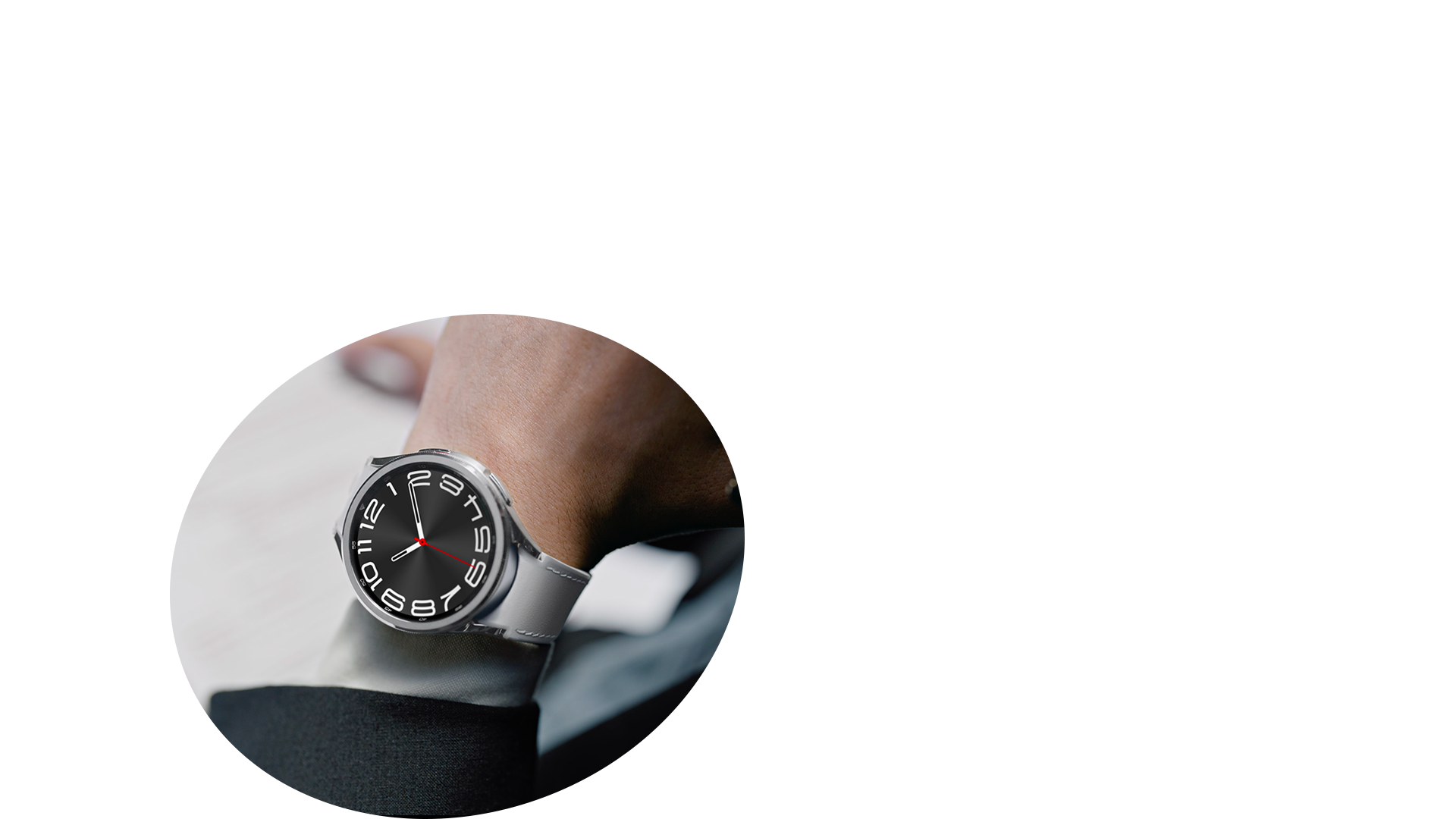 실버 스트랩의 갤럭시 워치6 클래식을 착용한 남성과 패브릭 스트랩의  워치6를 착용한 남성의 일상 컷과 시계 클로즈업 이미지입니다.
