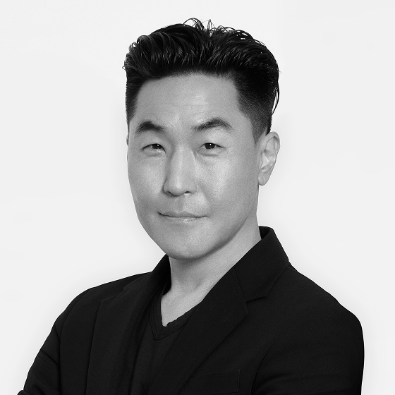 짧은 머리에 검정 셔츠를 입은 남성.