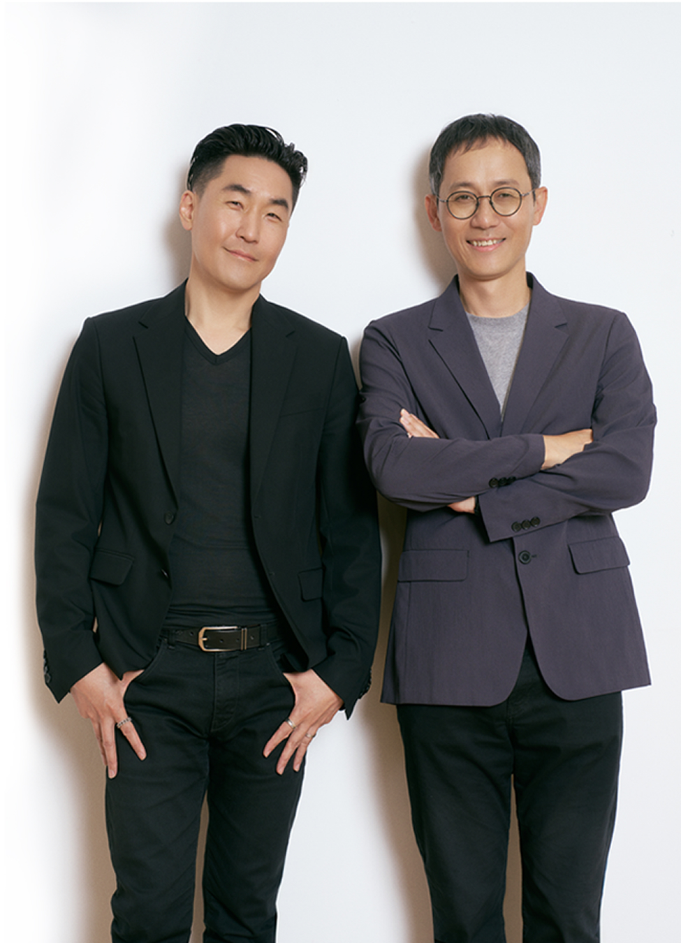 검정 자켓을 입은 이일환 MX 사업부 디자인팀장과 회색 자켓을 입고 안경을 쓴 MX 사업부 UX팀 양희철 팀장이 나란히 서서 미소 짓고 있는 모습.