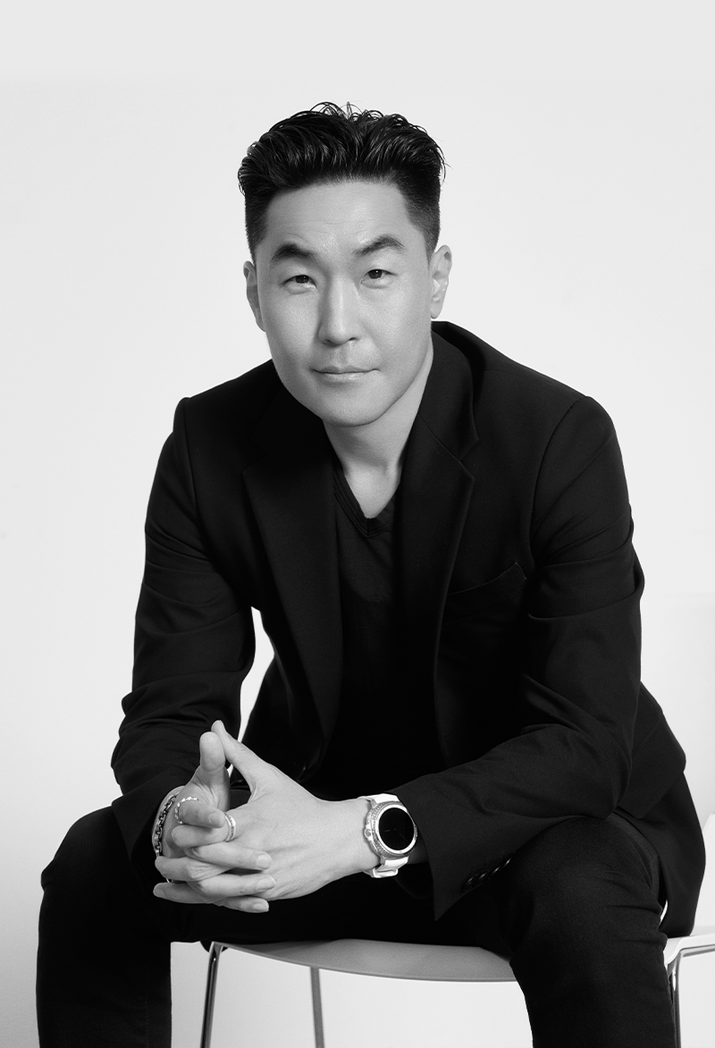 의자에 앉아 두 손을 모으고 있는 이일환 MX 사업부 디자인팀장 이미지.