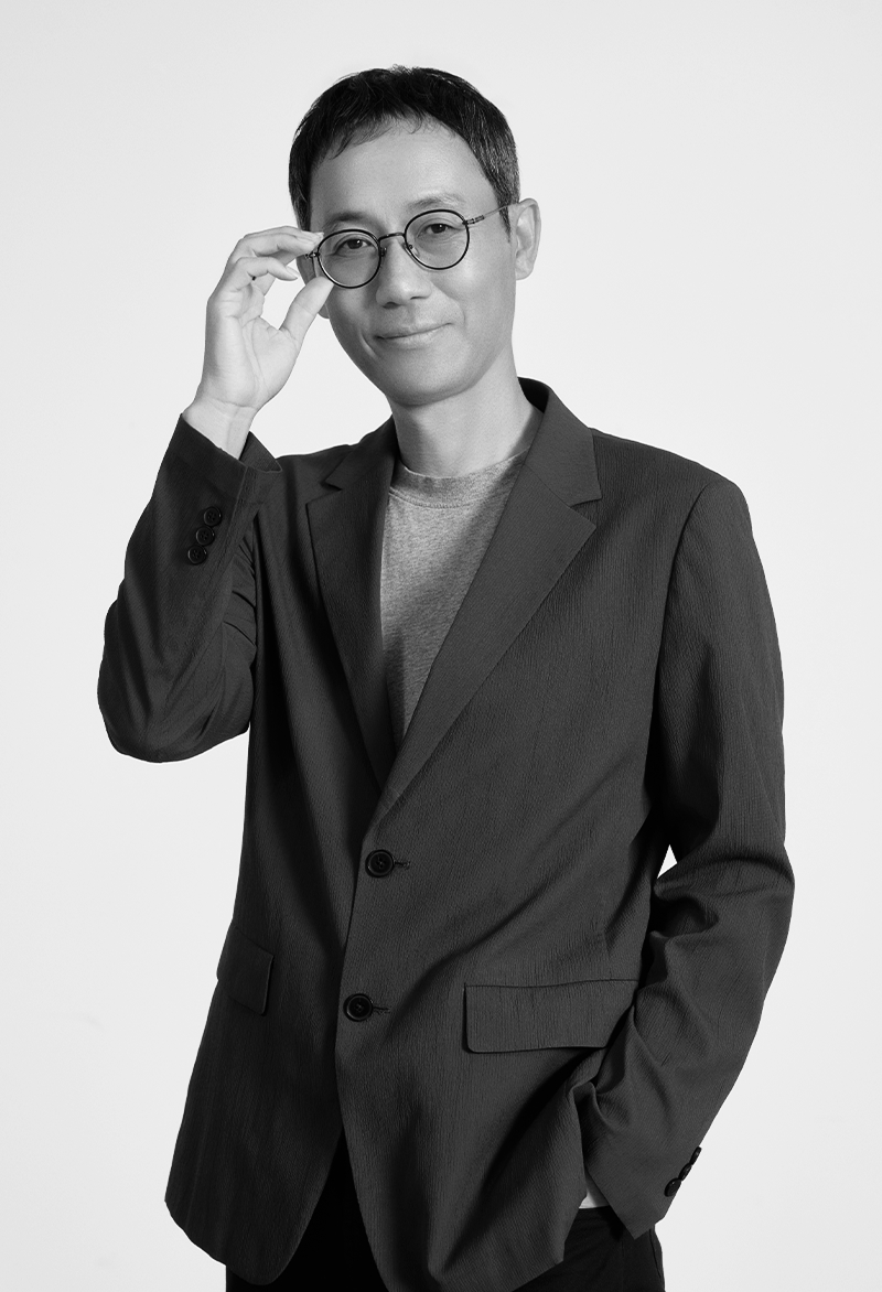 자켓을 입고 안경을 손으로 잡고 있는 MX 사업부 UX팀 양희철 팀장 이미지.