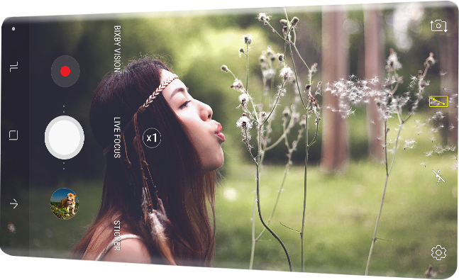 삼성전자 갤럭시 노트8 제품 2개가 겹쳐있고, 앞의 제품에 카메라 화면이 켜져 있습니다.