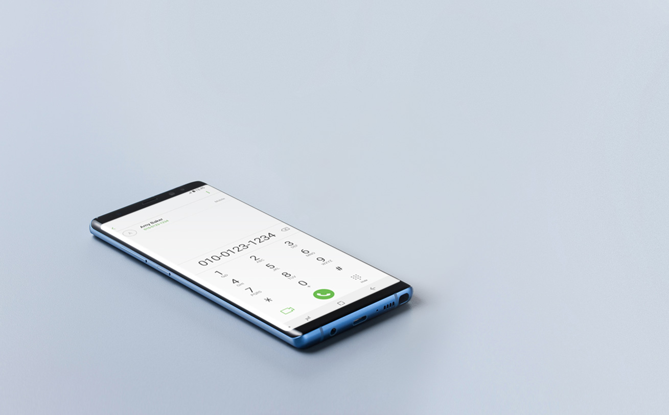 사용자가 삼성전자 갤럭시 노트8에 메모를 쓰고 있습니다.