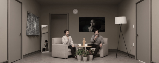 전시 영상물 ‘돋보기의 방’과 관련된 이미지 컷이 있습니다.