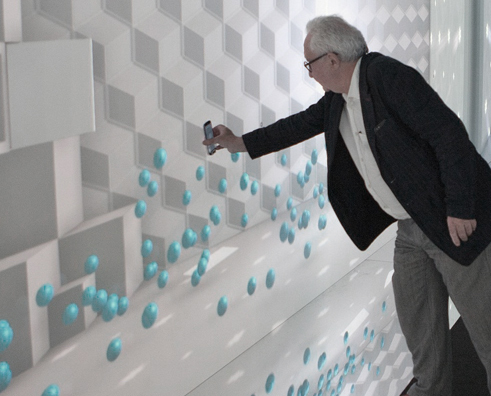 What a Wonderful World 전시 풍경 이미지가 있습니다. 삼성 모바일을 랩핑된 벽면에 대면 랩핑 이미지가 모바일 안에서 변화되어 보입니다.