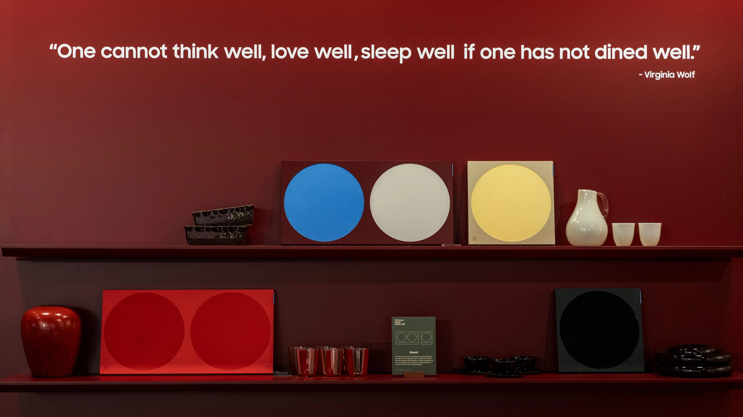 버건디 컬러 벽면에 연출된 문구. “잘 먹지 못하면, 잘 생각할 수도, 잘 사랑할 수도, 잘 잠들 수도 없다.” - 버지니아 울프.