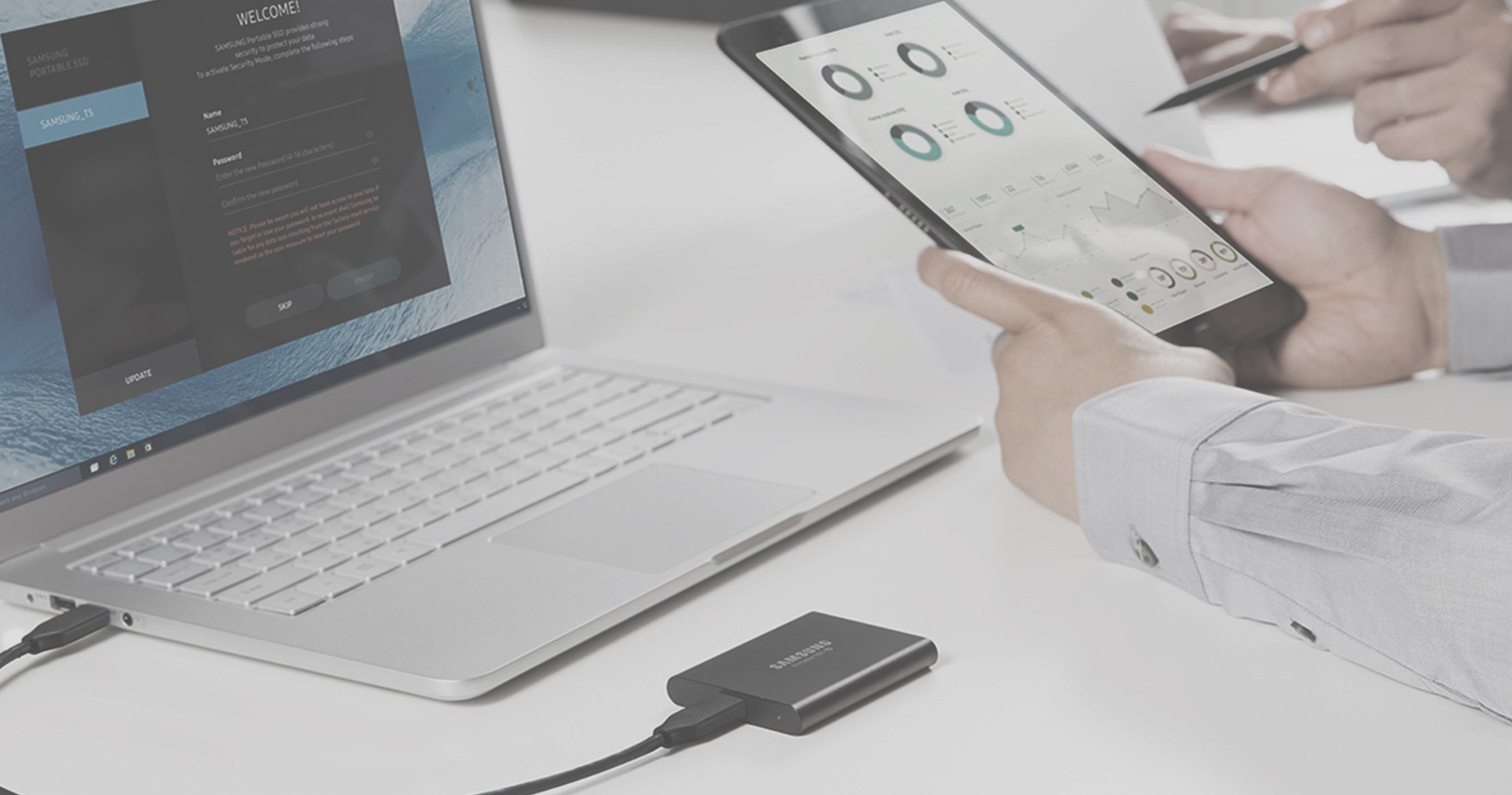 삼성전자 SSD 메모리 T5를 사용하는 모습입니다.