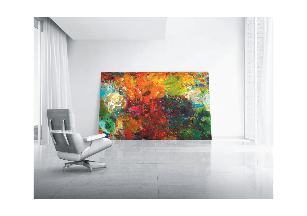 방안에 커다란 유화 그림과 의자가 놓여져 있습니다.