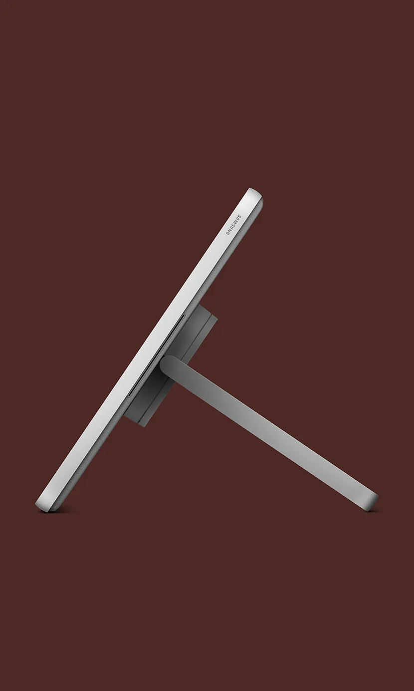 갈색 배경 위에 세워진 삼성 디스플레이 더 무빙스타일 옆면 모습, 킥스탠드가 펼쳐져 있다.