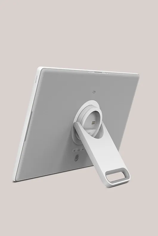 밝은 배경에서 본 삼성 디스플레이 더 무빙스타일 뒷면, 원형 힌지와 스탠드 구조가 강조되어 있다.