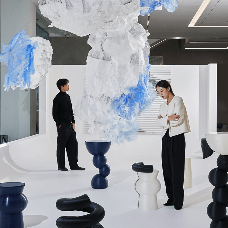 관람객들이 「The Wave: 순환의 물결」 전시를 둘러보고 있는 이미지입니다. 