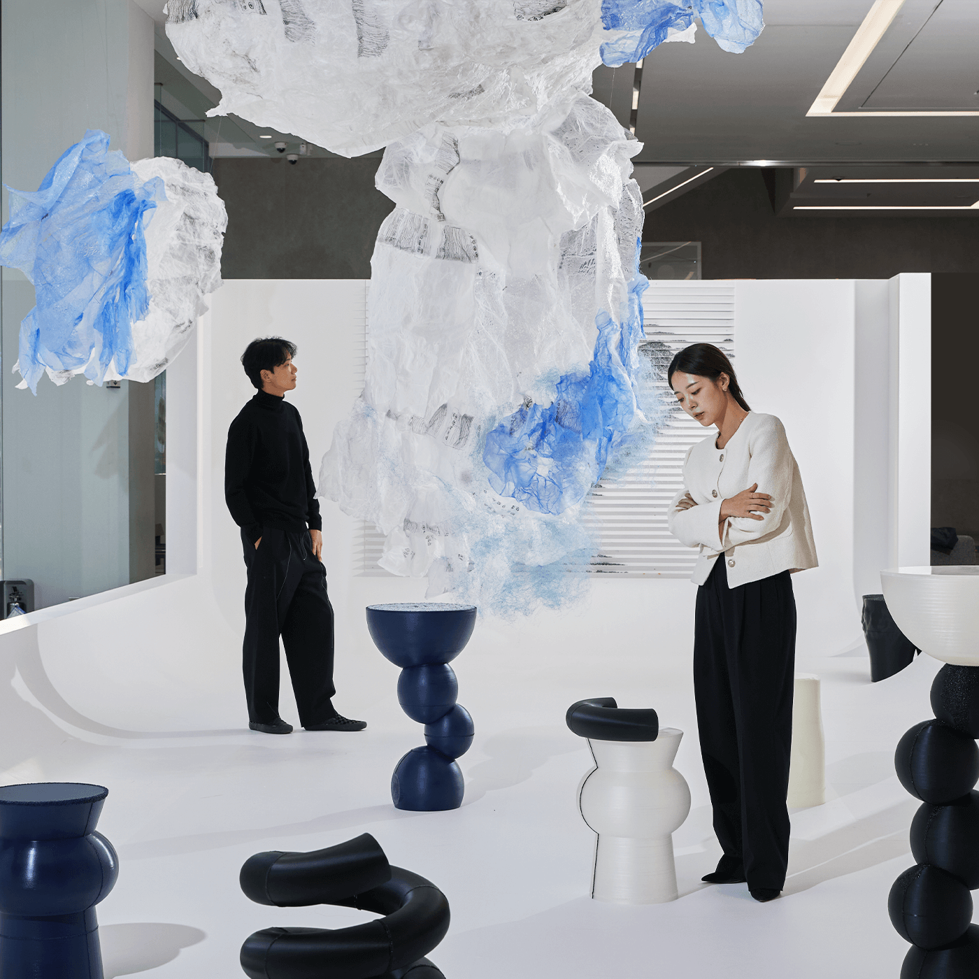 관람객들이 「The Wave: 순환의 물결」 전시를 둘러보고 있는 이미지입니다. 