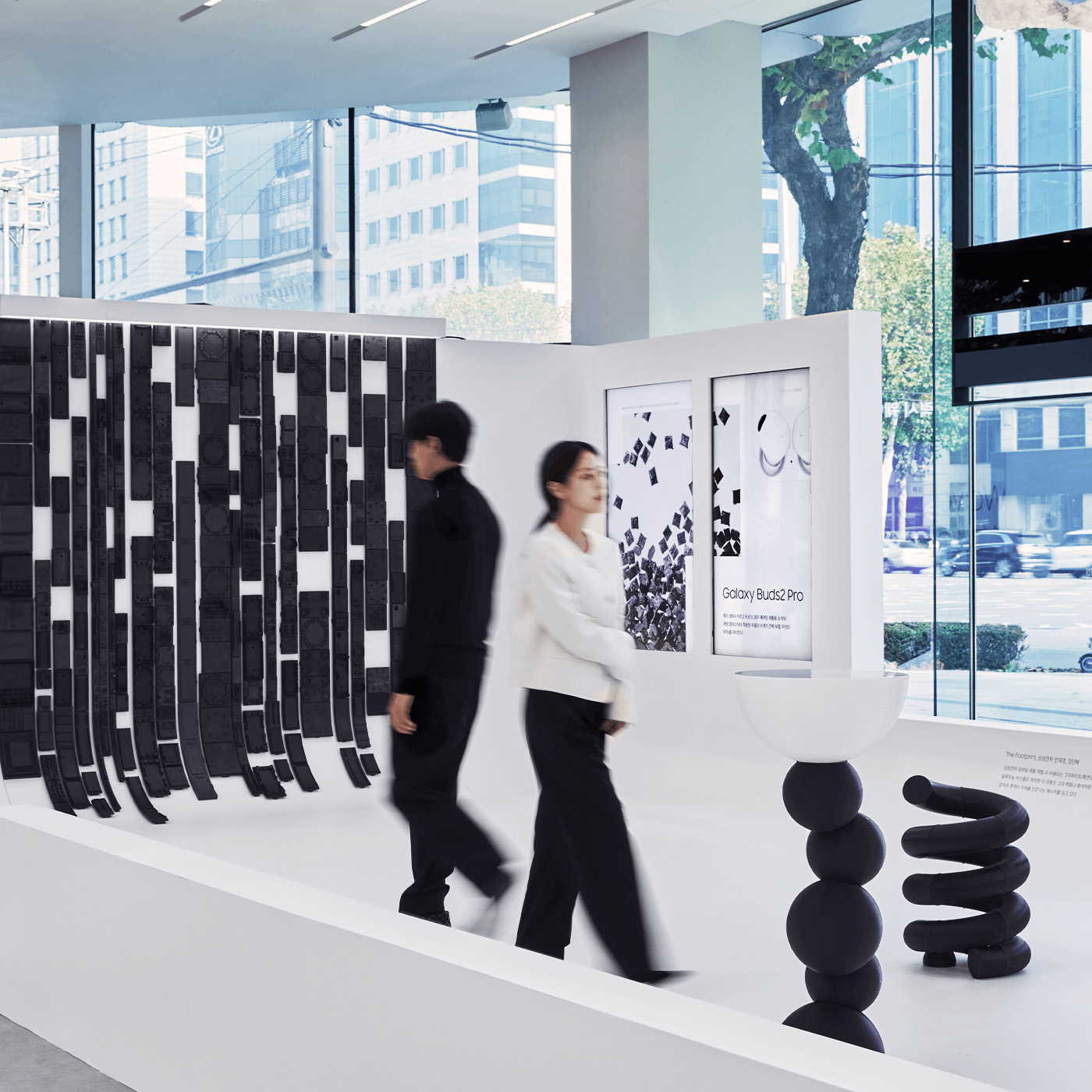 관람객들이 「The Wave: 순환의 물결」 전시를 둘러보고 있는 이미지입니다. 