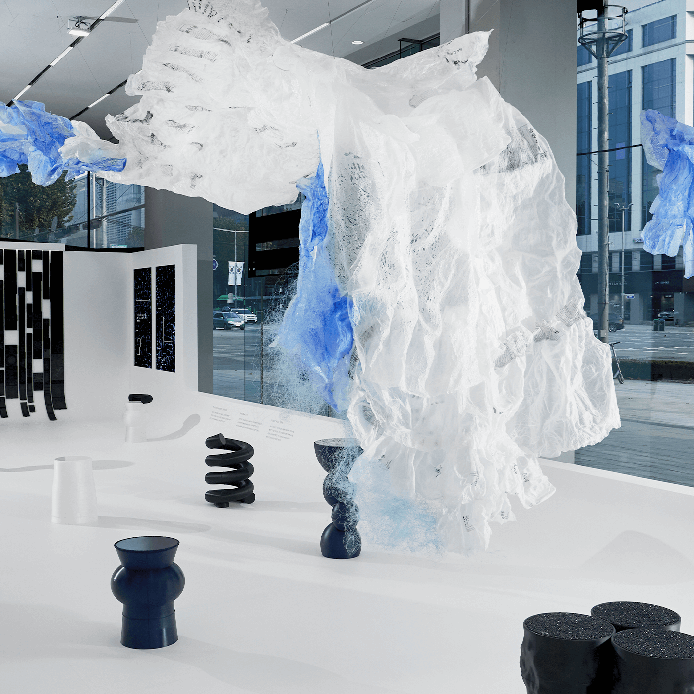 「The Wave: 순환의 물결」 전시장 내부 이미지입니다.