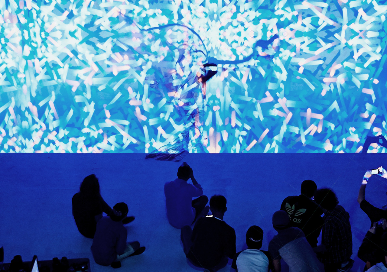 프로젝터로 모델 위에 패턴을 쏘아 촬영하고 있습니다.