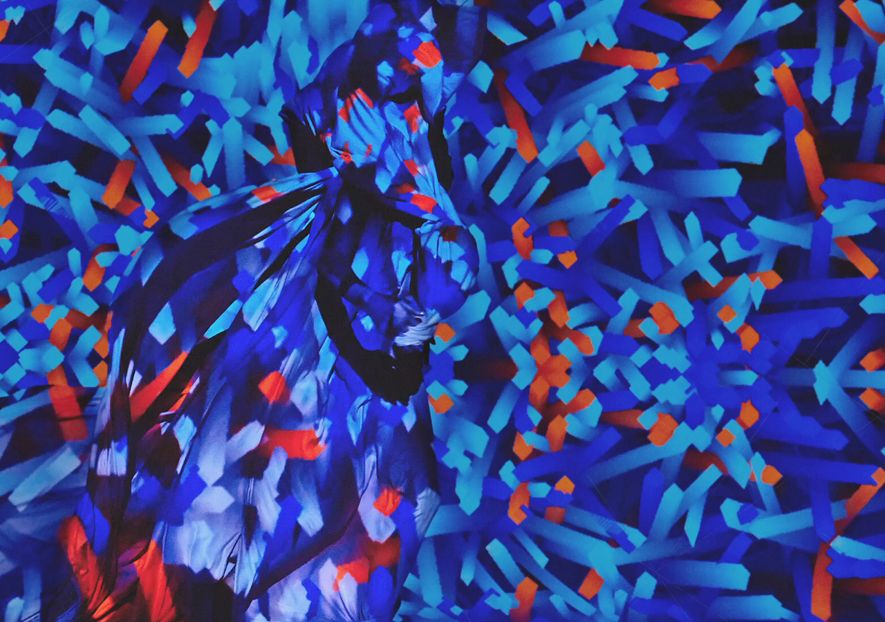 모델의 역동적인 모습위에 데미안 보로비크의 푸른빛 패턴이 비칩니다.