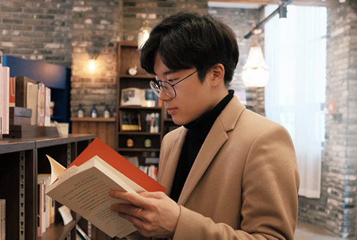 남자가 책을 들고 있는 이미지입니다.